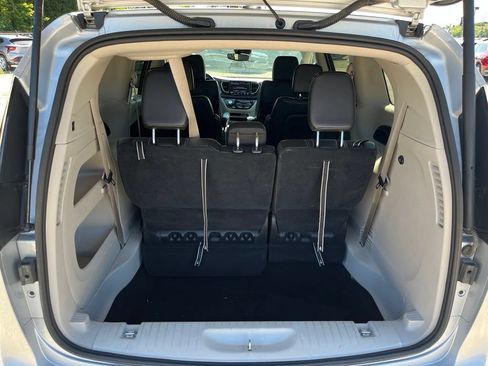 Used 2023 Chrysler Pacifica Touring-L FWD image 13