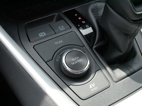 Certified 2025 Toyota RAV4 LE AWD/4WD image 28