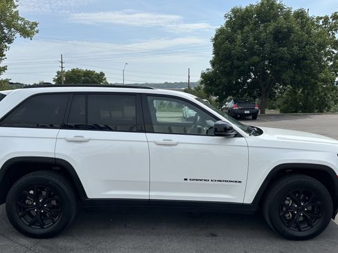 Used 2025 Jeep Grand Cherokee Altitude AWD/4WD image 11