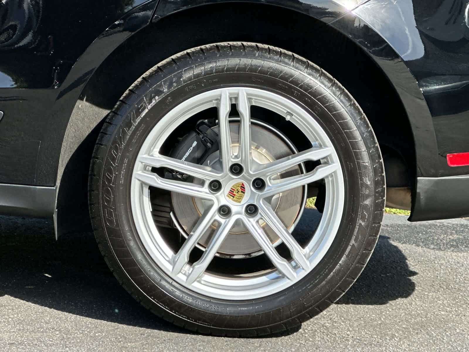 Certified 2025 Porsche Macan AWD/4WD image 30