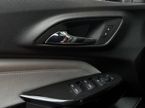 Used 2025 Chevrolet Trax LT FWD image 18