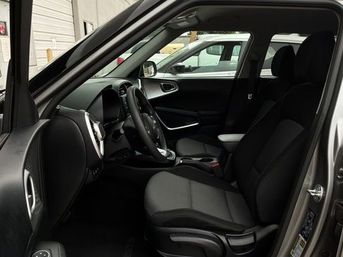 Used 2025 Kia Soul LX w/ LX Technology Package FWD image 10