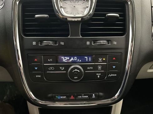 Used 2014 Chrysler Town & Country Touring FWD image 19