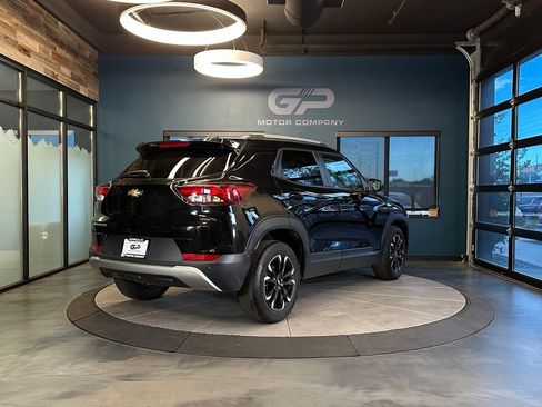 Used 2022 Chevrolet TrailBlazer LT w/ Convenience Package FWD image 3