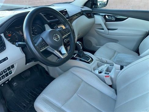 Used 2017 Nissan Rogue Sport SL w/ SL Premium Package image 4