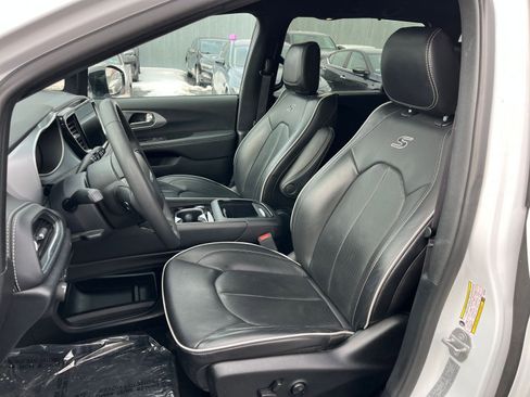 Used 2025 Chrysler Pacifica Limited image 39