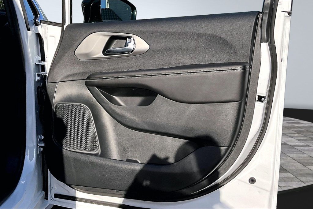 New 2027 Chrysler Pacifica Select FWD image 15