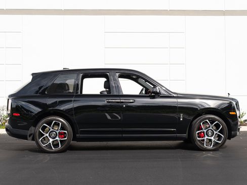 Used 2022 Rolls-Royce Cullinan Black Badge w/ Dark Exterior Package AWD/4WD image 17