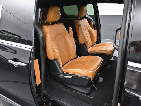 Used 2023 Chrysler Pacifica Pinnacle FWD image 36