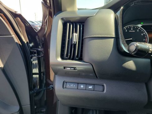 Used 2022 Nissan Pathfinder SL AWD/4WD image 22