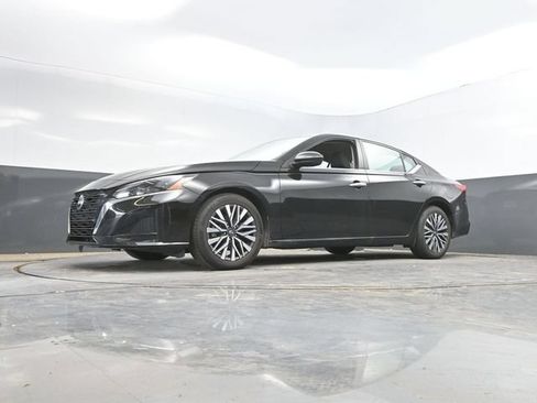 Used 2025 Nissan Altima 2.5 SV FWD image 43