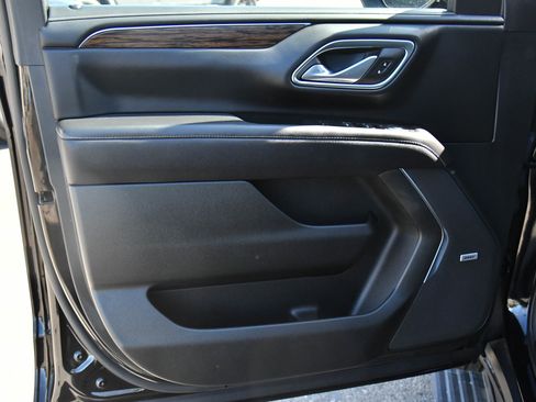 Used 2023 Chevrolet Tahoe Premier w/ Advanced Technology Package RWD image 16