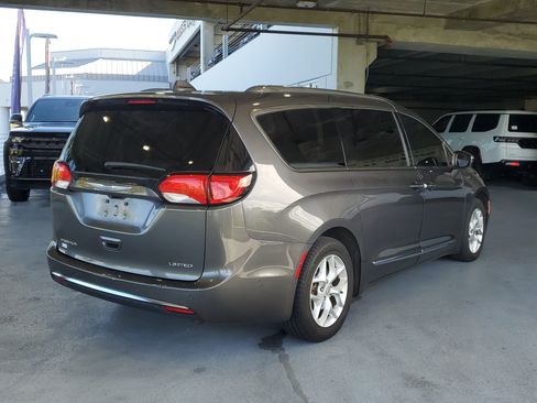 Used 2020 Chrysler Pacifica Limited w/ Advanced Safetytec Group FWD image 2