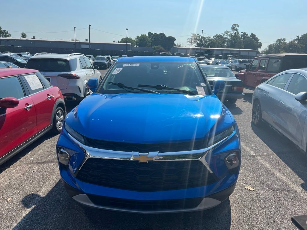 Used 2025 Chevrolet Blazer LT FWD image 2