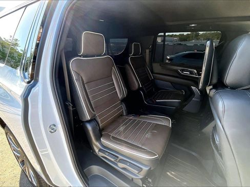 Used 2026 GMC Yukon XL Denali Ultimate w/ LPO, Illumination Package AWD/4WD image 17