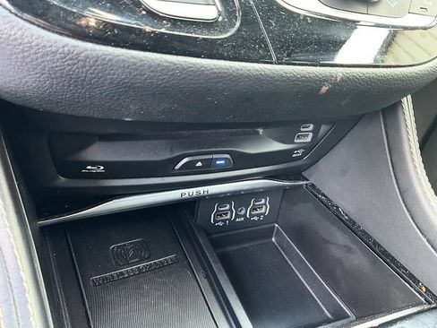 Used 2024 Chrysler Pacifica Limited w/ Uconnect Theater Family Group FWD image 23