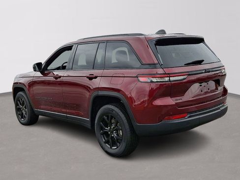 Used 2025 Jeep Grand Cherokee Altitude AWD/4WD image 4