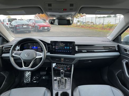 Used 2025 Volkswagen Jetta SE image 33