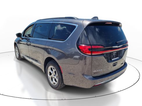 Used 2022 Chrysler Pacifica Limited AWD/4WD image 4