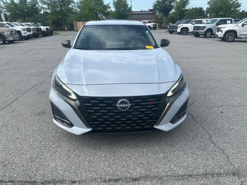 Used 2023 Nissan Altima 2.5 SR w/ SR Premium Package FWD image 2