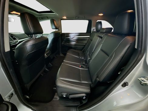 Used 2019 Toyota Highlander XLE FWD image 30