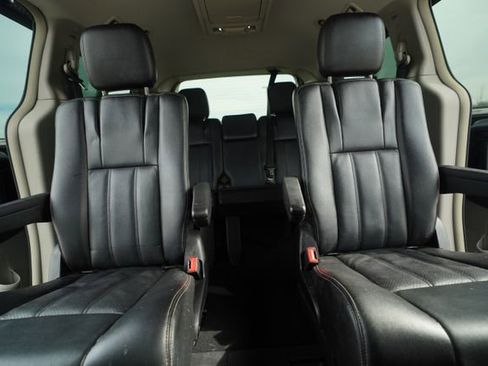 Used 2013 Chrysler Town & Country Touring-L w/ Driver Convenience Group image 34