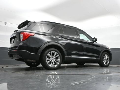 Used 2020 Ford Explorer XLT w/ Equipment Group 202A AWD/4WD image 40