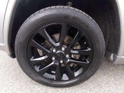 Used 2019 Jeep Grand Cherokee Altitude image 15