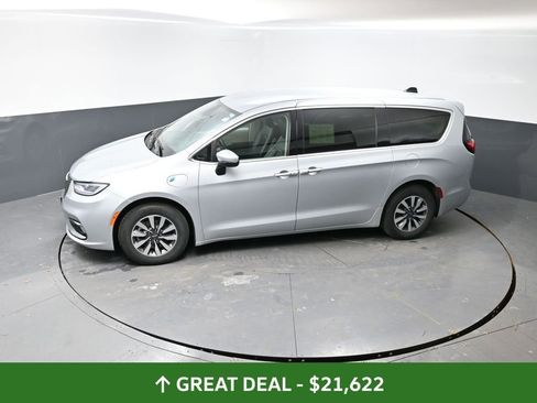 Used 2023 Chrysler Pacifica Touring-L FWD image 19