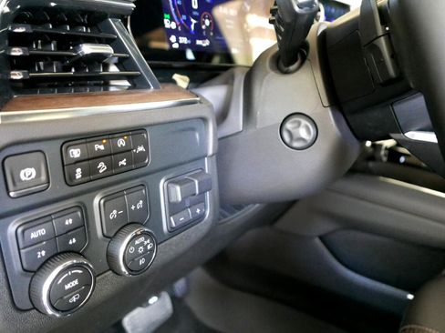 Used 2025 Chevrolet Suburban High Country image 24