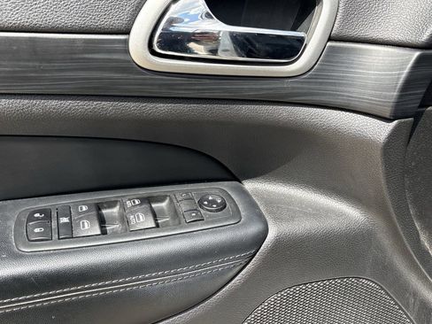 Used 2020 Jeep Grand Cherokee Laredo w/ Laredo X Package RWD image 18