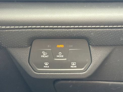 Used 2024 Volkswagen Atlas Cross Sport SE FWD image 25