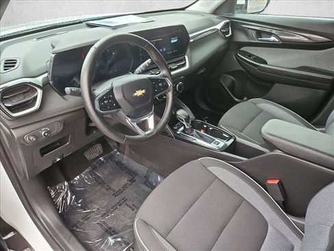Used 2024 Chevrolet TrailBlazer LT w/ LT Cold Weather Package FWD image 12