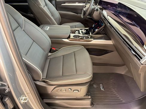 Certified 2026 Cadillac Escalade Luxury w/ LPO, Floor Liner Package AWD/4WD image 27