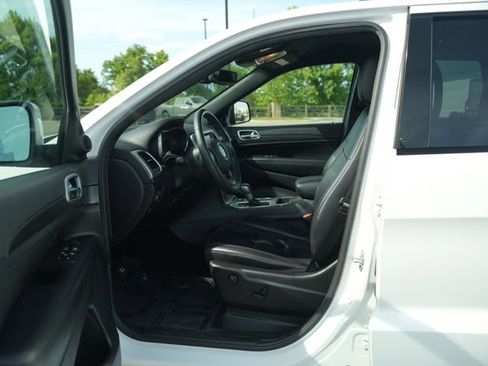 Used 2018 Jeep Grand Cherokee Altitude RWD image 12