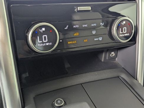 Used 2025 Land Rover Discovery S image 25