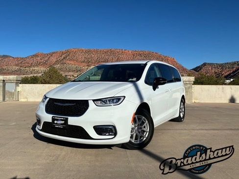 Used 2024 Chrysler Pacifica Touring-L image 1