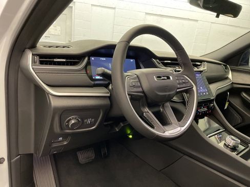 New 2025 Jeep Grand Cherokee L Altitude image 14