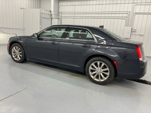Used 2018 Chrysler 300 Touring image 7