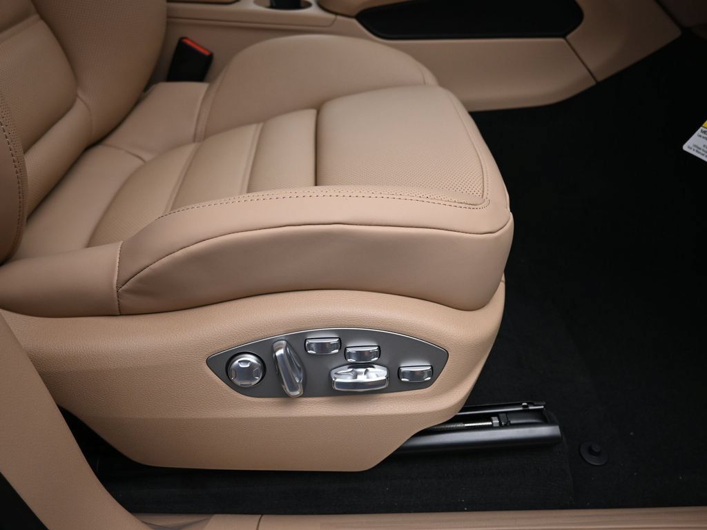 Certified 2026 Porsche Macan AWD/4WD image 32