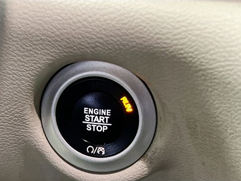 Used 2018 Chrysler Pacifica Touring-L image 24