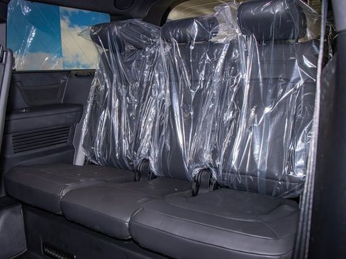 Used 2025 Land Rover Defender 130 X-Dynamic SE image 23