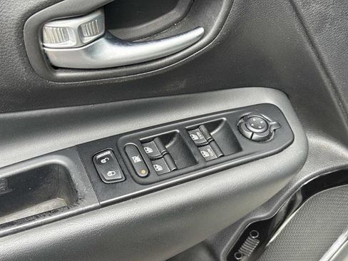Used 2020 Jeep Renegade Altitude FWD image 11