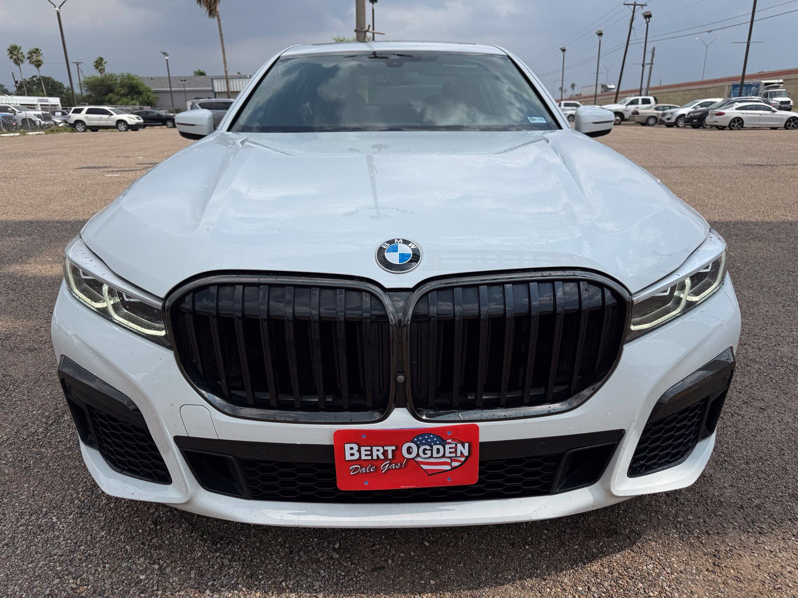 Used 2022 BMW 740i w/ M Sport Package RWD image 2