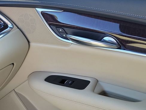 Used 2017 Cadillac XT5 Luxury w/ Driver Awareness Package image 24