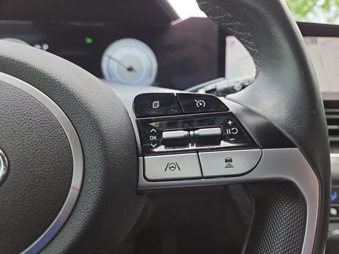 Certified 2022 Hyundai Elantra Limited FWD image 17