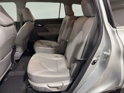 Used 2023 Toyota Highlander XLE AWD/4WD image 32