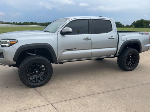 Used 2022 Toyota Tacoma TRD Off-Road AWD/4WD image 5