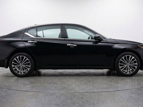 Used 2025 Nissan Altima 2.5 SV image 11