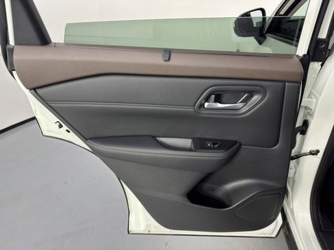 Used 2023 Nissan Rogue SL w/ SL Premium Package image 40